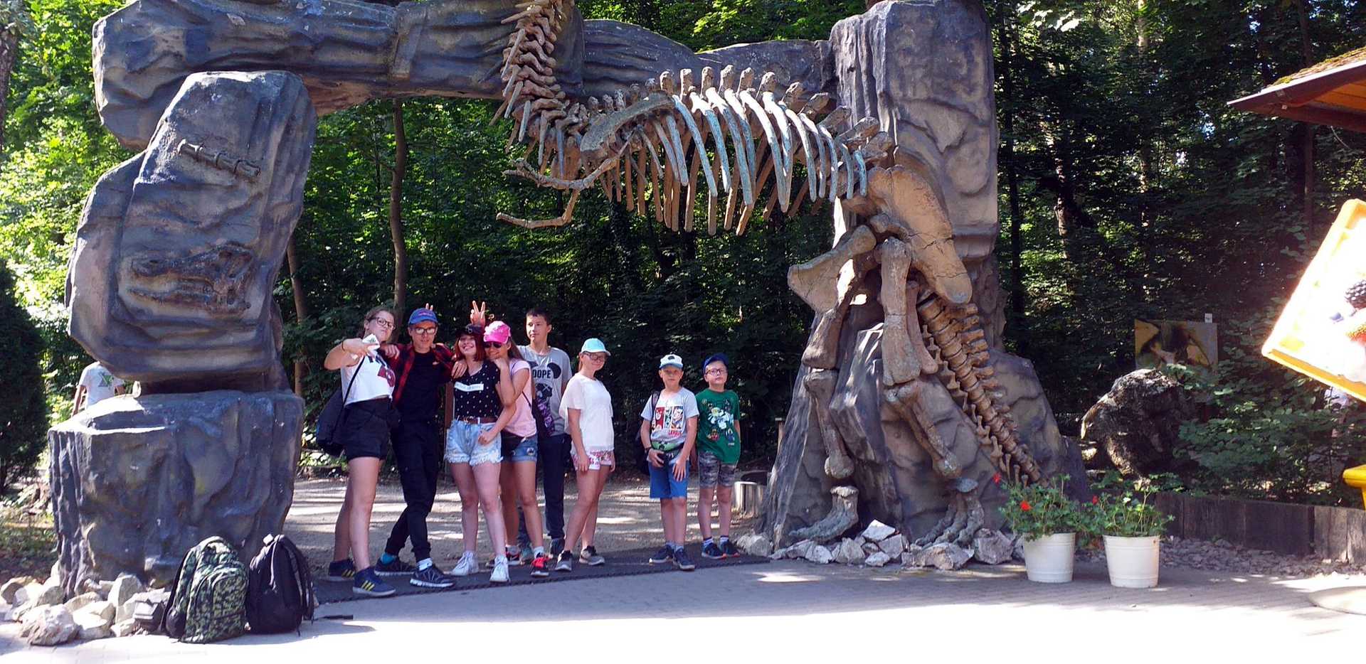 Dzieci w parku dinozaurów