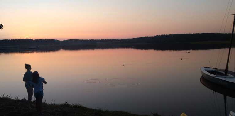 panorama jeziora o zachodzie słońca